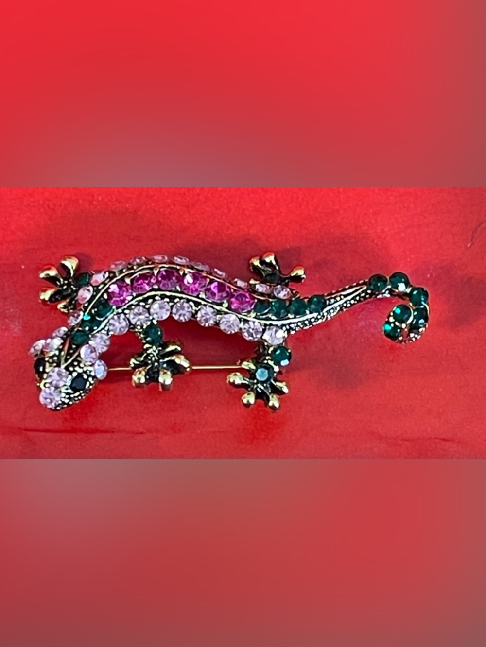 Vintage style Gold tone lizard-shaped Gecko Pin or brooch. Shiny Rhinestones NEW